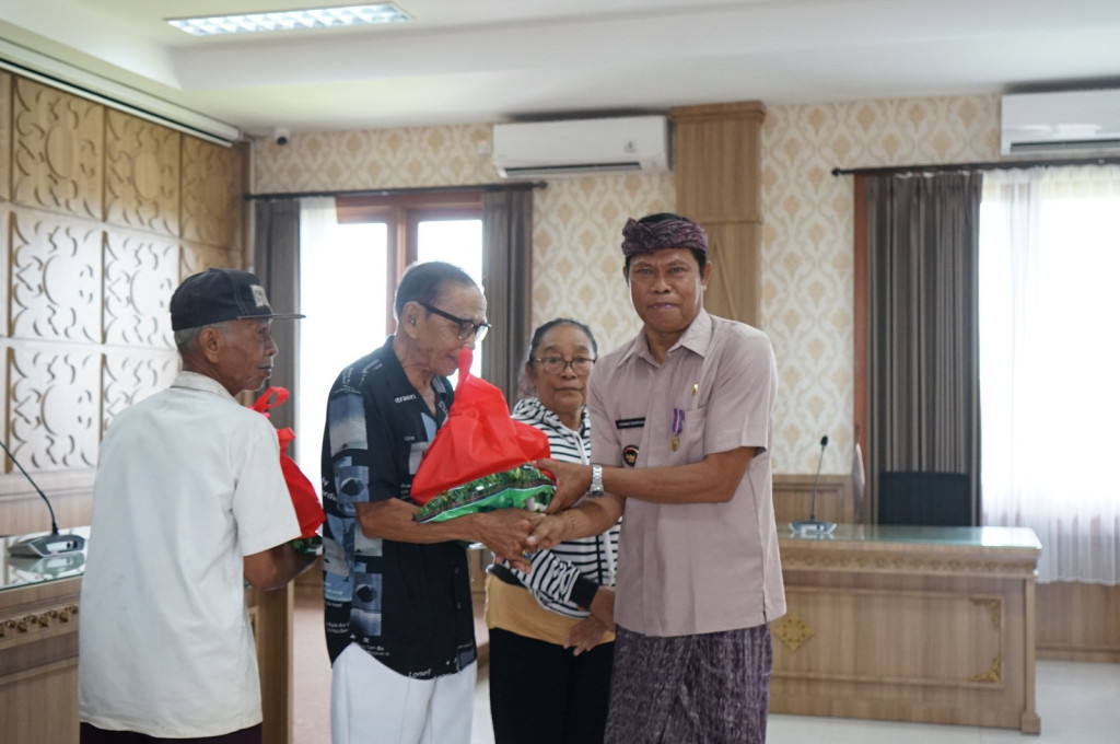 Inovasi KPU Ponorogo: Coktas Khusus 76 Pemilih Centenarian, Jamin Akurasi Data dan Hak Konstitusional